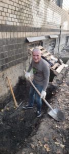 Yves donne le coup de main pour les travaux au centre pour enfants d'Odesa